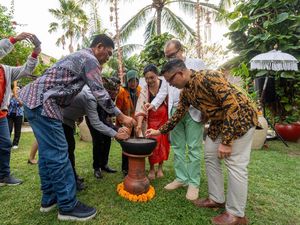 Sudamala Resort Senggigi Gelar Pameran Lukisan Seniman Bali