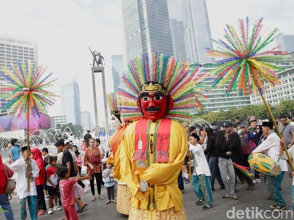 Kemeriahan Parade Budaya Internasional JWFF di Bundaran HI