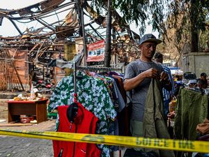 Tak Menyerah, Pedagang Lanjutkan Usaha di Pasar Taman Puring yang Terbakar