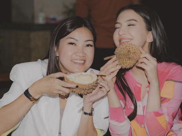 Pesona Raline Shah Saat Cicip Durian Medan hingga Sandwich Denmark