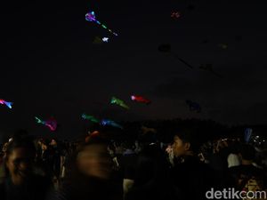 Gemerlap Layangan Kreasi di Langit Malam Pantai Mertasari Gemerlap Layangan Kreasi di Langit Malam Pantai Mertasari