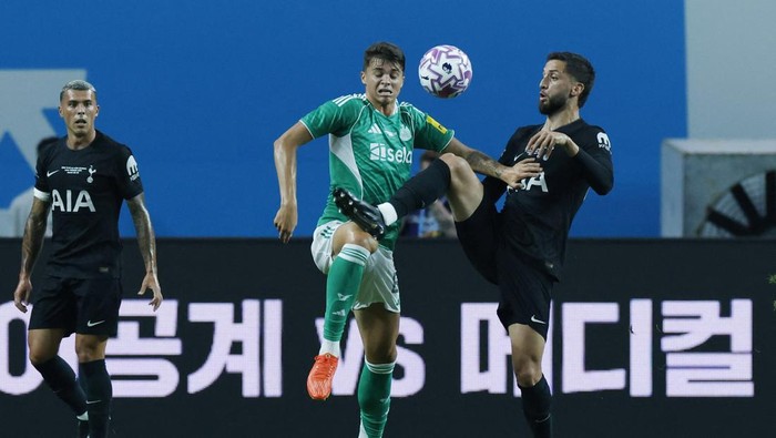 Soccer Football - Pre-Season Friendly - Newcastle United v Tottenham Hotspur - Seoul World Cup Stadium, Seoul, South Korea - August 3, 2025 Tottenham Hotspurs Rodrigo Bentancur in action with Newcastle Uniteds Lewis Miley REUTERS/Kim Soo-Hyeon