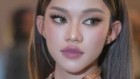 7 Foto Ummy Quary Tampil Manglingi di Premiere Film, MUA Ungkap Rahasianya
