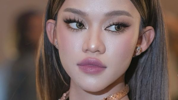 7 Foto Ummy Quary Tampil Manglingi di Premiere Film, MUA Ungkap Rahasianya