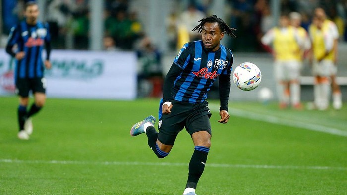 BERGAMO, ITALY - MAY 12: Ademola Lookman of Atalanta BC in action during the Serie A match between Atalanta BC and AS Roma at Gewiss Stadium on May 12, 2025 in Bergamo, Italy. (Photo by MB Media/Getty Images)