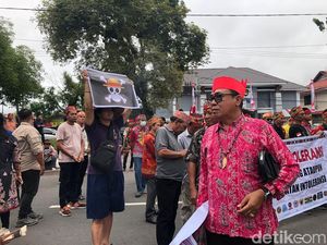 Demonstran Tolak Transmigrasi Kalteng Unjuk Poster One Piece