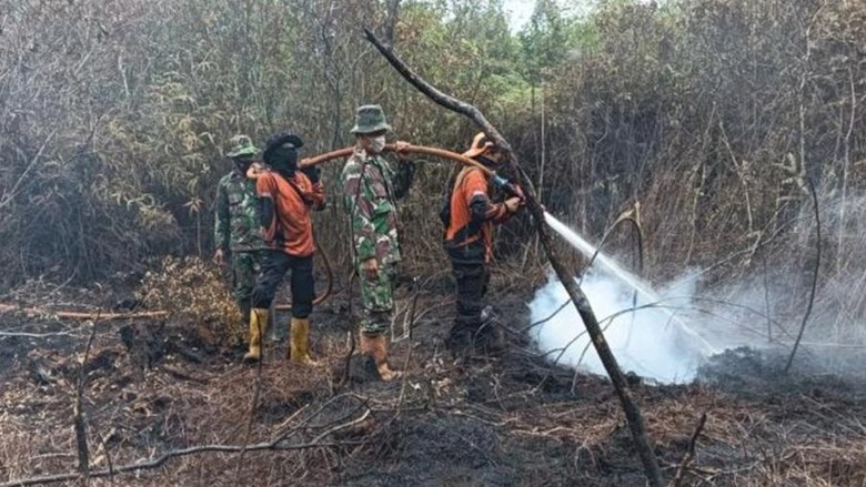 Karhutla di Muara Enim Meluas, 77 Kali Water Bombing Diturunkan