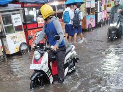 Depan Kantor Dishub-Belakang Balkot Sukabumi Diterjang Banjir Limpasan Depan Kantor Dishub-Belakang Balkot Sukabumi Diterjang Banjir Limpasan