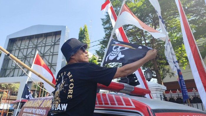Bendera one piece yang sempat dipasang di posko massa Masyarakat Pati Bersatu sekitar Alun-alun Pati.
