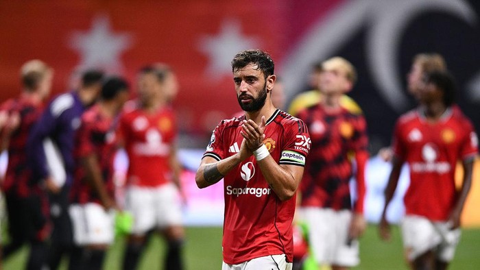 ATLANTA, GEORGIA - AUGUST 03: Bruno Fernandes of Manchester United greets after the Premier League Summer Series match between Manchester United and Everton FC at Mercedes-Benz Stadium on August 03, 2025 in Atlanta, Georgia. (Photo by AJ Reynolds/Getty Images)