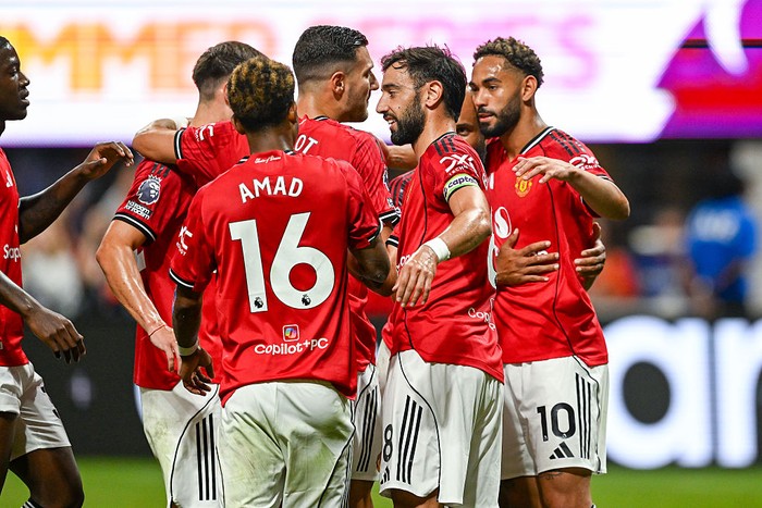 ATLANTA, GA AUGUST 03: Manchester United teammates congratulate Bruno Fernandes #8 after he scored on a penalty kick during the Premier League Summer Series match between Manchester United and Everton AFC on August 3rd, 2025 at Mercedes-Benz Stadium in Atlanta, GA. (Photo by Rich von Biberstein/Icon Sportswire via Getty Images)