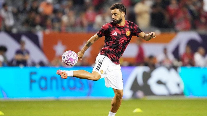 CHICAGO, ILLINOIS - JULY 30: Bruno Fernandes of Manchester United warms up prior to the Premier League Summer Series match between Manchester United and AFC Bournemouth at Soldier Field on July 30, 2025 in Chicago, Illinois.  (Photo by Patrick McDermott/Getty Images)