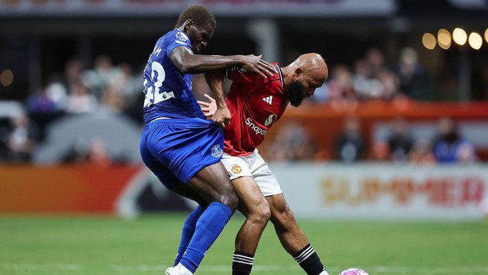 ATLANTA, GEORGIA - AUGUST 03: Tim Iroegbunam of Everton challenges for the ball with Bryan Mbeumo of Manchester United during the  Premier League Summer Series match between Manchester United and Everton FC at Mercedes-Benz Stadium on August 03, 2025 in Atlanta, Georgia. (Photo by Kevin C. Cox - Premier League/Getty Images)