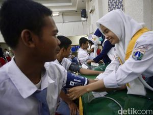 Video Hasan Nasbi Tinjau CKG di SMA 6 Tangsel: Ada yang Darah Tinggi Video Hasan Nasbi Tinjau CKG di SMA 6 Tangsel: Ada yang Darah Tinggi