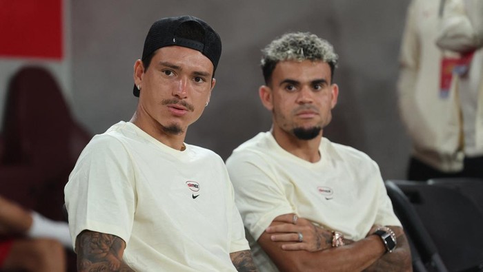 Soccer Football - Pre-Season Friendly - Liverpool v AC Milan - Kai Tak Sports Park, Hong Kong, China - July 26, 2025 Liverpools Darwin Nunez and Luis Diaz before the match REUTERS/Tyrone Siu