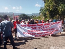 Tolak Indomaret di Pasar Larantuka, Pedagang Demo ke Kantor Bupati