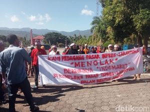Tolak Indomaret di Pasar Larantuka, Pedagang Demo ke Kantor Bupati Tolak Indomaret di Pasar Larantuka, Pedagang Demo ke Kantor Bupati