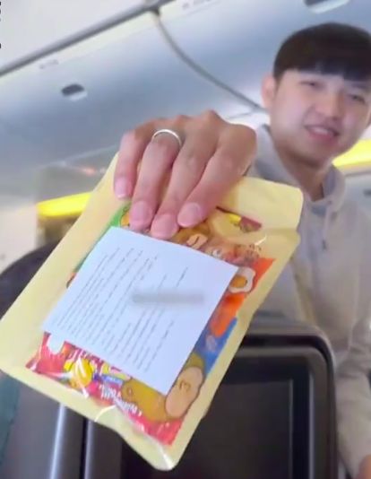 Momen Dennis Lim Bagi-bagi Snack di Pesawat