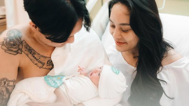 Highlight Dunia Hiburan InsertLive : Pengalaman Penuh Emosional DJ Bravy Saat Perdana Gendong Bayi Erika Carlina