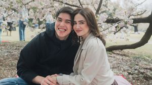6 Foto Kencan Romantis El Rumi-Syifa Hadju di Jepang, Gandengan & Suap-suapan