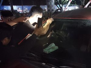 Balita di Lamongan Terkunci Dalam Mobil Saat Ditinggal Ayah Merokok Balita di Lamongan Terkunci Dalam Mobil Saat Ditinggal Ayah Merokok
