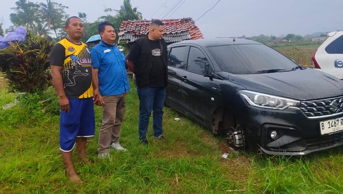 Foto: Polisi mengungkap pemilik kendaraan Suzuki Ertiga bernopol B-1467-RZQ yang didapatkan tanpa ban dan spion di area pemakaman Dramaga, Bogor (dok. Polres Bogor)
