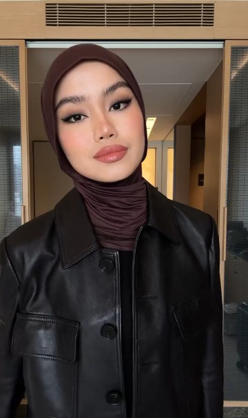 Lagi Tren! Ini 6 Gaya Hijab Cokelat Coffee ala Sashfir yang Wajib Dicoba