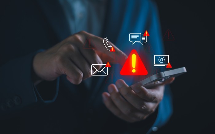 Penipuan dan spam digital semakin marak, mengancam keamanan data dan finansial masyarakat.