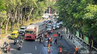 Jalan Wonokromo Macet Imbas Minyak Tumpah