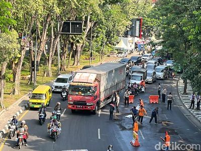 Jalan Wonokromo Macet Imbas Minyak Tumpah
