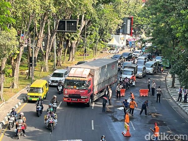 Jalan Wonokromo Macet Imbas Minyak Tumpah