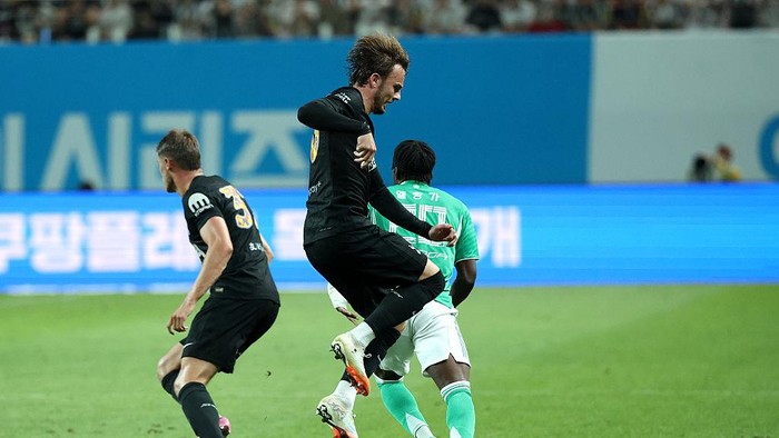 SEOUL, SOUTH KOREA - AUGUST 03: James Maddison of Tottenham Hotspur reacts to an injury during the Pre-Season Friendly match between Tottenham Hotspur and Newcastle United at Seoul World Cup Stadium on August 03, 2025 in Seoul, South Korea. (Photo by Chung Sung-Jun/Getty Images)