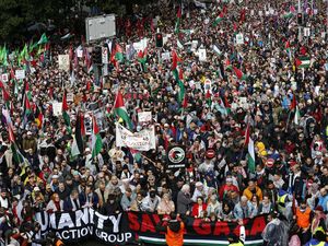 Video Lautan Manusia Unjuk Rasa di Sydney Harbour Bridge: Free Palestina! Video Lautan Manusia Unjuk Rasa di Sydney Harbour Bridge: Free Palestina!