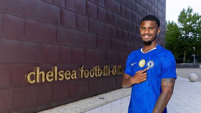 COBHAM, ENGLAND - AUGUST 03: New signing, Jorrel Hato poses for photos as he signs for Chelsea Football Club at Chelsea Training Ground on August 03, 2025 in Cobham, England. (Photo by Chris Lee - Chelsea FC/Chelsea FC via Getty Images)