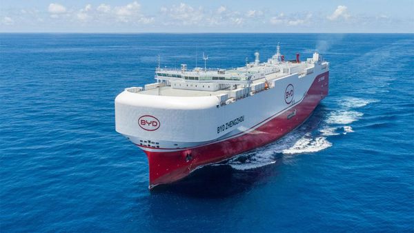 Penampakan Kapal Jumbo BYD Pengangkut Ribuan Mobil yang Berlabuh di Jakarta