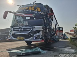 Bus Mira Ringsek Tabrak Truk Boks di Jombang, 3 Orang Luka