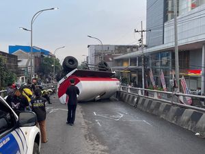 Truk Angkut Tetes Tebu Terguling di Flyover Kotalama Malang, 4 Orang Luka