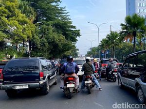 Pagi Melelahkan Saat Yudi Bertarung dengan Truk di Jalan Bojongsoang Pagi Melelahkan Saat Yudi Bertarung dengan Truk di Jalan Bojongsoang
