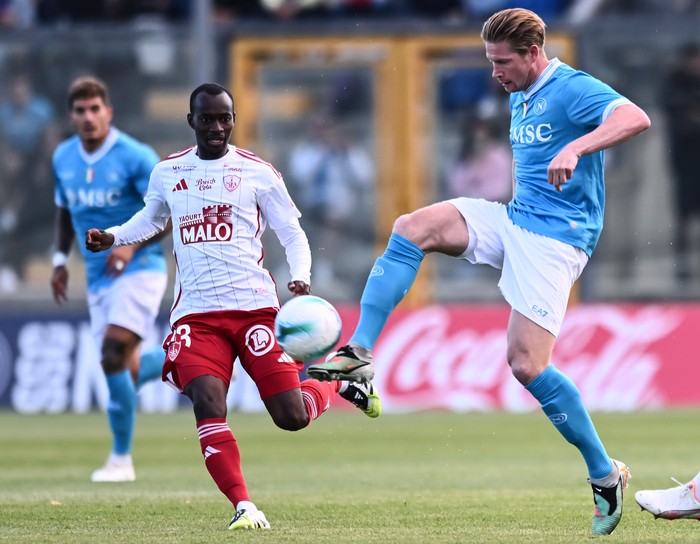 Kevin De Bruyne CASTEL DI SANGRO, ITALY - AUGUST 03: Kevin De Bruyne of Napoli competes for the ball with Kamory Doumbia of Brest during the pre-season friendly match between Napoli and Brest at Stadio Teofilo Patini on August 03, 2025 in Castel di Sangro, Italy. (Photo by Image Photo Agency/Getty Images)