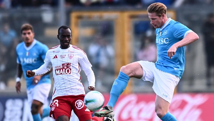 CASTEL DI SANGRO, ITALY - AUGUST 03: Kevin De Bruyne of Napoli competes for the ball with Kamory Doumbia of Brest during the pre-season friendly match between Napoli and Brest at Stadio Teofilo Patini on August 03, 2025 in Castel di Sangro, Italy. (Photo by Image Photo Agency/Getty Images)