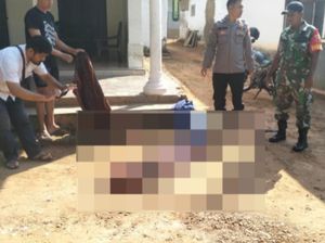 Nenek di Sumenep Dipukul Besi Cucunya Sendiri hingga Tewas Nenek di Sumenep Dipukul Besi Cucunya Sendiri hingga Tewas