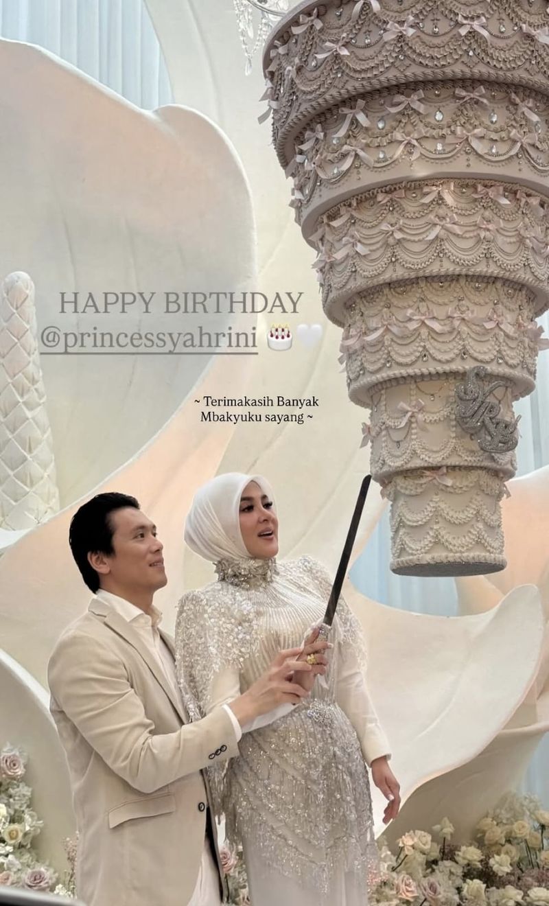 5 Fakta Kue Chandelier di Ultah Syahrini, Unik Digantung Terbalik!