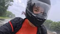 Gaya Bumil Lee Si Young Touring Naik Moge di Long Island