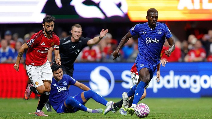 ATLANTA, GEORGIA - AUGUST 03: Tim Iroegbunam of Everton controls the ball during the  Premier League Summer Series match between Manchester United and Everton FC at Mercedes-Benz Stadium on August 03, 2025 in Atlanta, Georgia. (Photo by Todd Kirkland - Premier League/Getty Images)