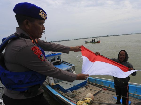 Merah Putih Berkibar di Laut, Nelayan Aceh Barat Dapat Bendera dari Polisi Laut