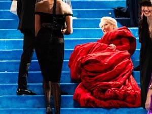 Foto: Momen Meryl Streep Terpeleset saat Syuting Devil Wears Prada 2 Foto: Momen Meryl Streep Terpeleset saat Syuting Devil Wears Prada 2