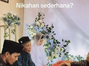 Viral! Pernikahan Sederhana di KUA, Foto Pengantin Pakai HP di Bengkel Kayu Viral! Pernikahan Sederhana di KUA, Foto Pengantin Pakai HP di Bengkel Kayu