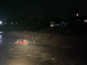 Banjir Bandang Terjang Sungai Klawing Purbalingga, 3 Pekerja Proyek Hilang Banjir Bandang Terjang Sungai Klawing Purbalingga, 3 Pekerja Proyek Hilang