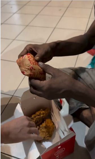 Konten Kreator Kasih Nasi Tulang Ayam ke Gelandangan, bikin netizen Malaysia murka.