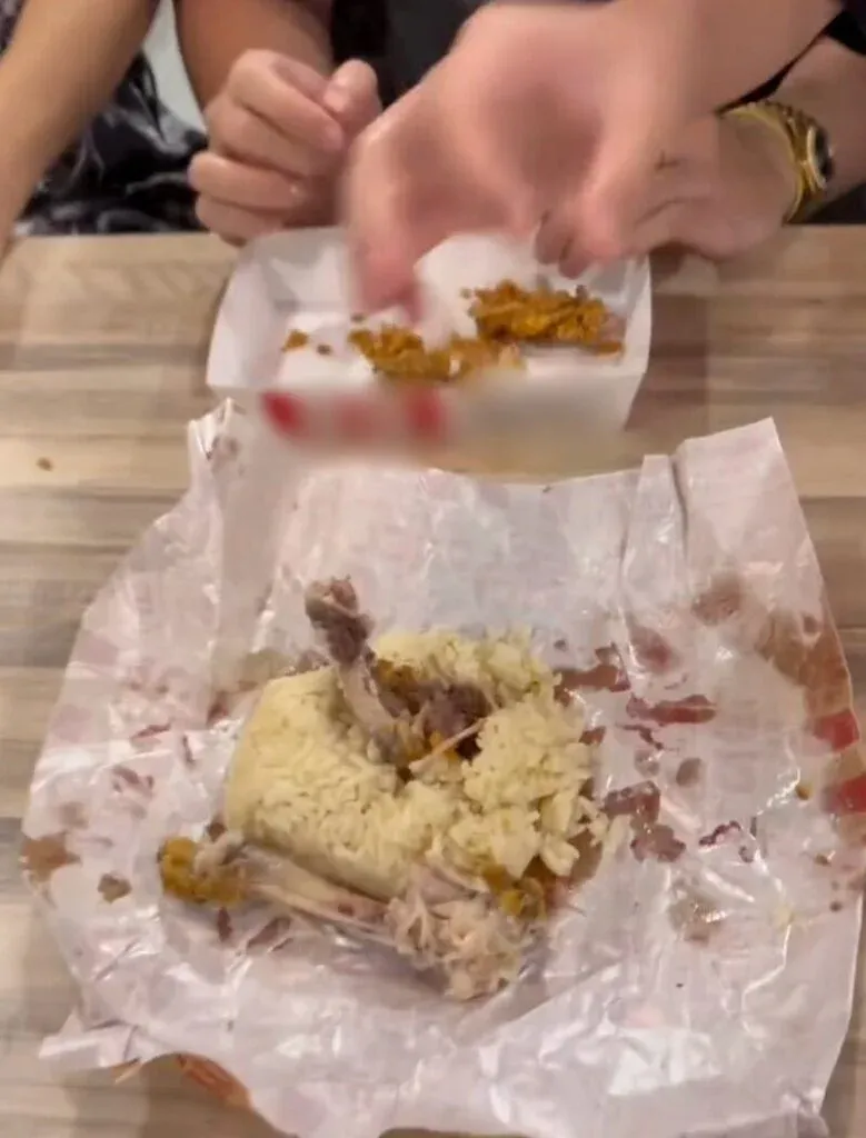 Konten Kreator Kasih Nasi Tulang Ayam ke Gelandangan, bikin netizen Malaysia murka.